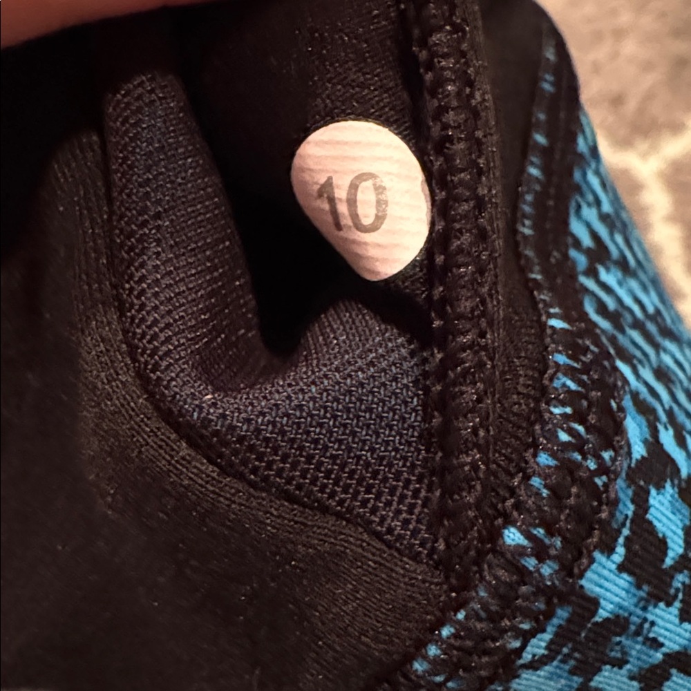 lululemon Circuit Breaker Athletic Bra, Scatter Star Beach Blanket Blue Black - Picture 10 of 10